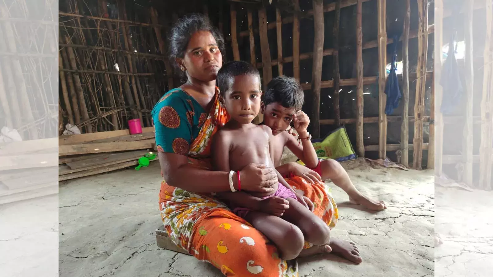 अंजलि अपने दोनों बच्चों के साथ जिनके भरण पोषण की पूरी जिम्मेदारी अब उन्ही के कन्धों पर है। फोटो: साधिका तिवारी अंजलि अपने दोनों बच्चों के साथ जिनके भरण पोषण की पूरी जिम्मेदारी अब उन्ही के कन्धों पर है। फोटो: साधिका तिवारी