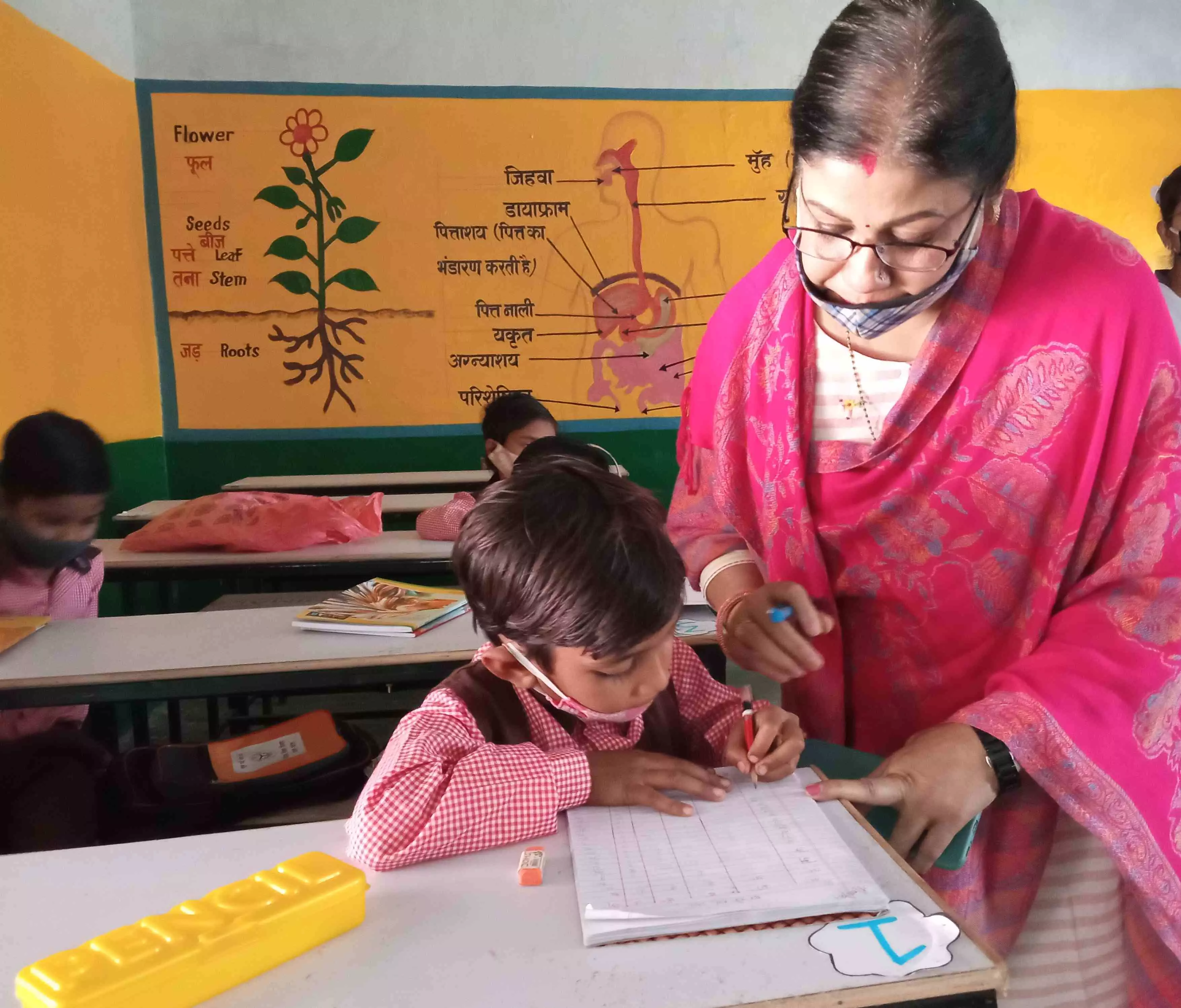 लखनऊ के एक प्राथमिक विद्यालय की सहायक शिक्षक रचना राय बच्चे को समझाते हुए। फोटो: रणविजय सिंह लखनऊ के एक प्राथमिक विद्यालय की सहायक शिक्षक रचना राय बच्चे को समझाते हुए। फोटो: रणविजय सिंह