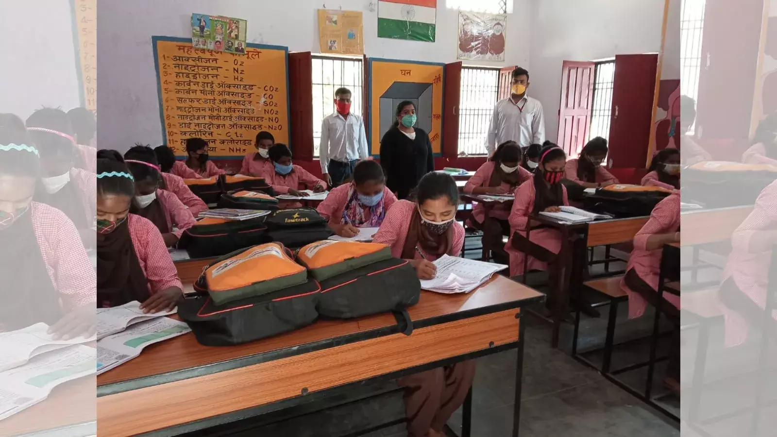 लखनऊ के गुलाम हुसैनपुरवां के माध्यमिक स्कूल में चलने वाली एक क्लास। फोटो: रणविजय सिंह लखनऊ के गुलाम हुसैनपुरवां के माध्यमिक स्कूल में चलने वाली एक क्लास। फोटो: रणविजय सिंह