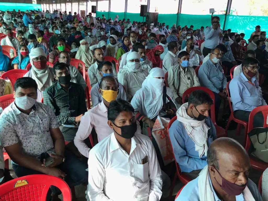 सोनभद्र में पंचायत चुनाव के लिए शिक्षकों को प्रशिक्षण देने के दौरान कोरोना प्रोटोकॉल का पालन नहीं किया गया था। ऐसी तस्वीरें यूपी के अलग-अलग जिलों से आई थीं।