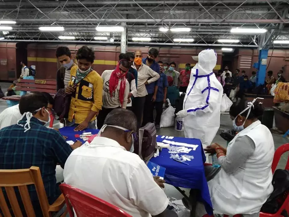 दरभंगा के रेलवे स्टेशन पर दुसरे राज्यों से आने वाले यात्रियों की रैपिड एंटीजन टेस्टिंग। दरभंगा के रेलवे स्टेशन पर दुसरे राज्यों से आने वाले यात्रियों की रैपिड एंटीजन टेस्टिंग।