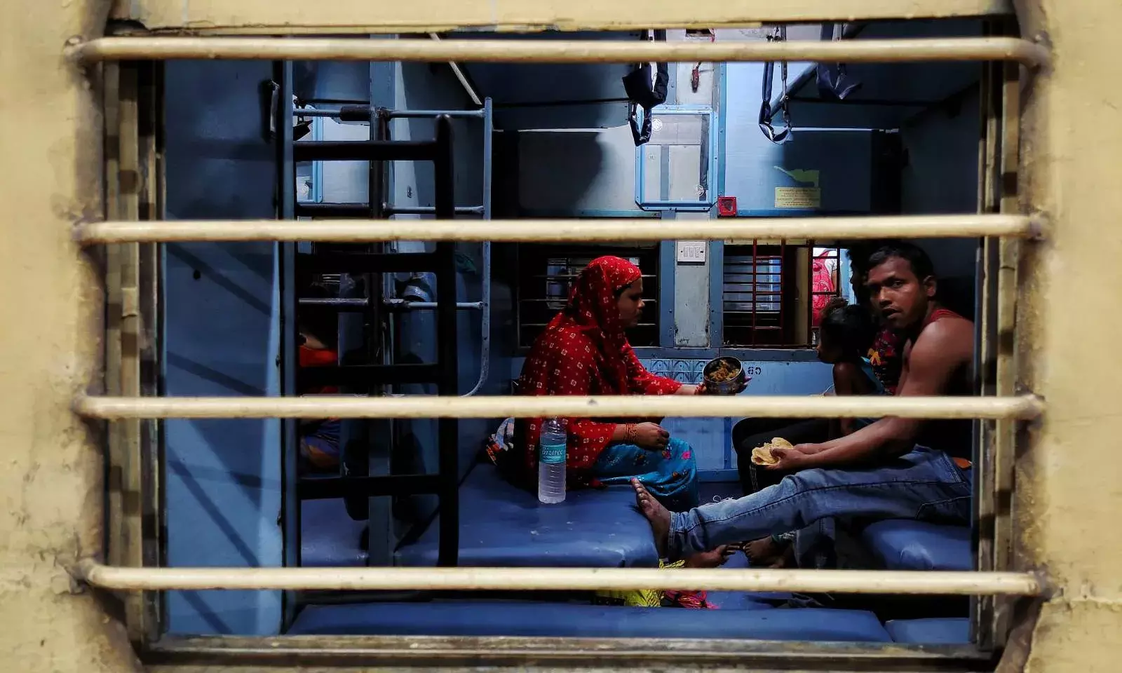 ग्राउंड रिपोर्ट: क्यों बंगाल से पलायन करने पर मजबूर हैं लोग? ग्राउंड रिपोर्ट: क्यों बंगाल से पलायन करने पर मजबूर हैं लोग?