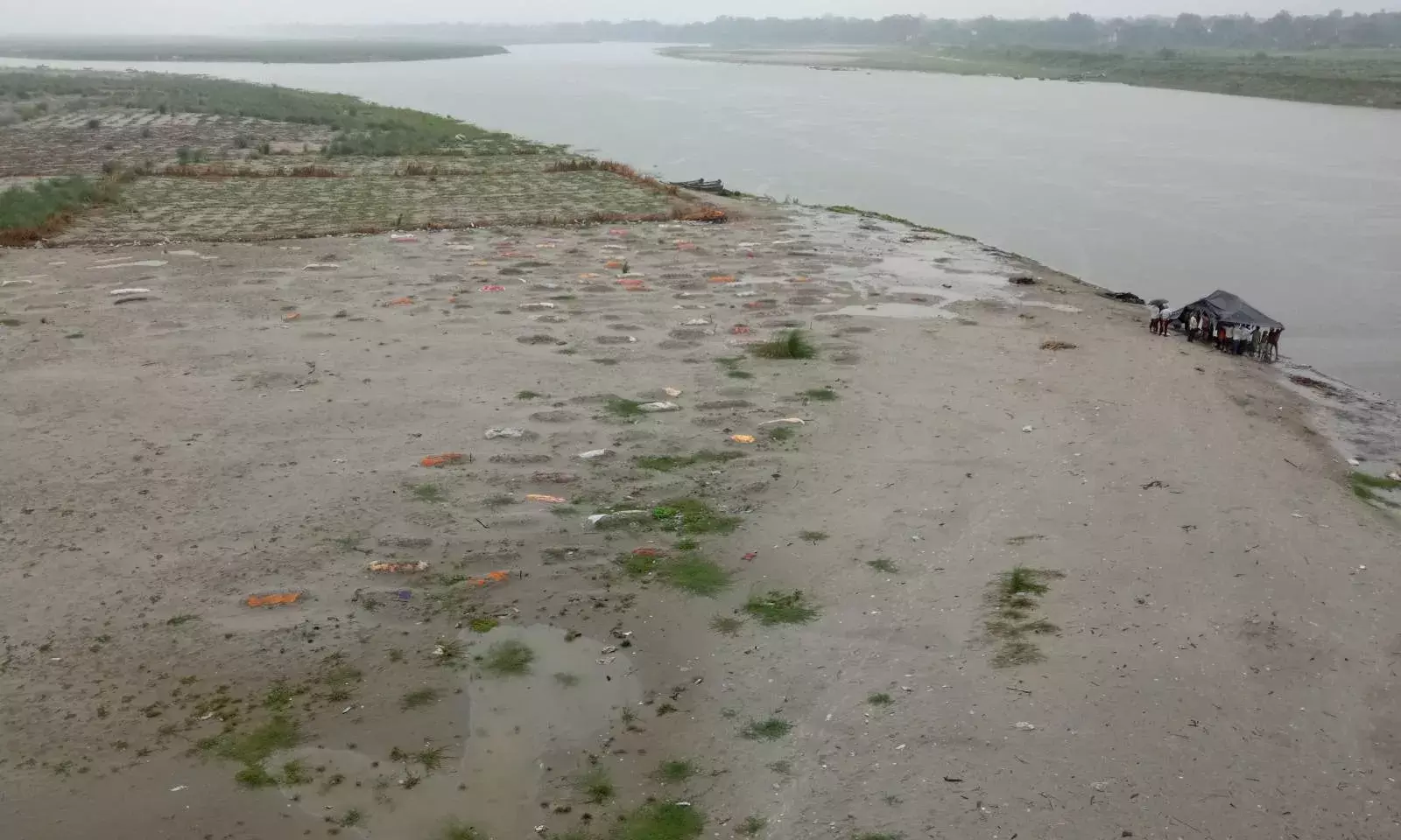गंगा में पानी बढ़ने के साथ नई परेशानी, किनारे गड़े शवों के उतराने का खतरा गंगा में पानी बढ़ने के साथ नई परेशानी, किनारे गड़े शवों के उतराने का खतरा