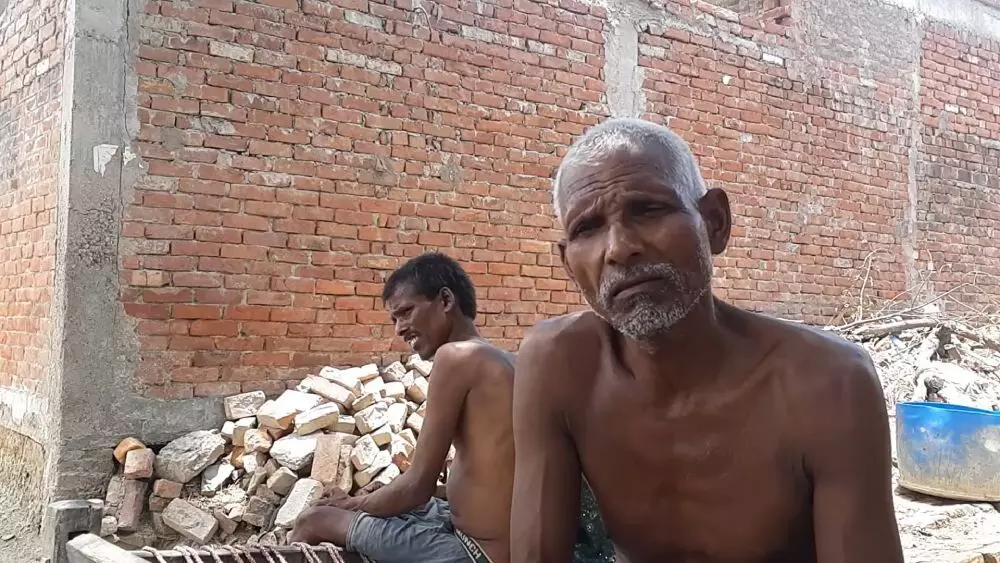 बाबूलाल के बेटे श्यामू की मौत कोविड की दूसरी लहर के दौरान हुई जिसके इलाज के लिए उन्हें अपनी फसल का बड़ा हिस्सा सस्ते दामों पर बेचना पड़ा। फोटो: सौरभ शर्मा बाबूलाल के बेटे श्यामू की मौत कोविड की दूसरी लहर के दौरान हुई जिसके इलाज के लिए उन्हें अपनी फसल का बड़ा हिस्सा सस्ते दामों पर बेचना पड़ा। फोटो: सौरभ शर्मा