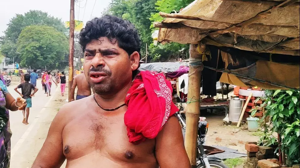गुलाब वाराणसी में अपनी झोपडी के बाहर। फोटो: शैलेष श्रीवास्तव गुलाब वाराणसी में अपनी झोपडी के बाहर। फोटो: शैलेष श्रीवास्तव
