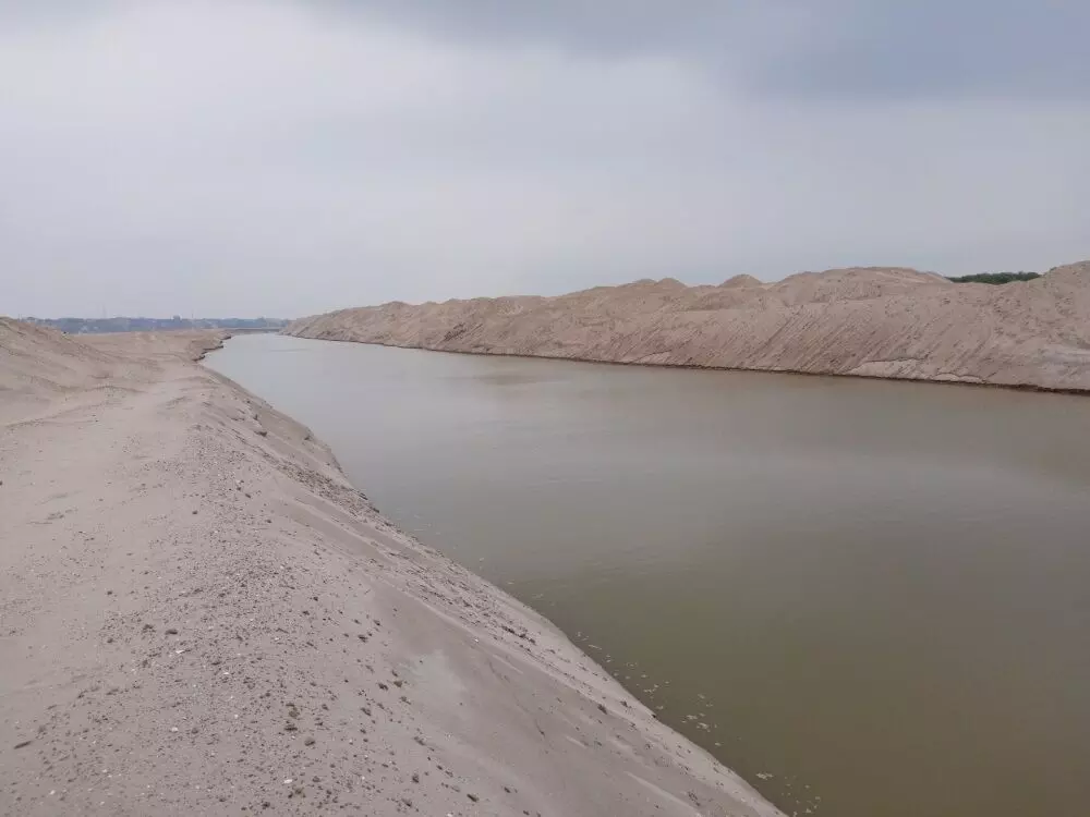 वाराणसी में जहां कछुआ सेंचुरी थी उस जगह बनाई गई कैनाल। फोटो: रणविजय सिंह वाराणसी में जहां कछुआ सेंचुरी थी उस जगह बनाई गई कैनाल। फोटो: रणविजय सिंह