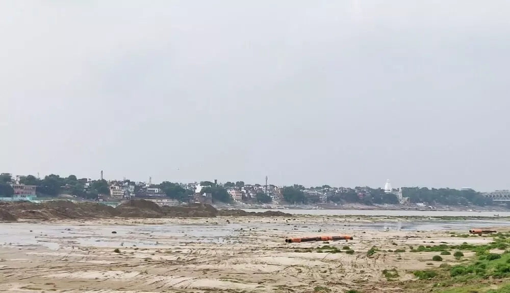 गंगा के बीच में होती हुई खुदाई। फोटो: शैलेष श्रीवास्तव गंगा के बीच में होती हुई खुदाई। फोटो: शैलेष श्रीवास्तव