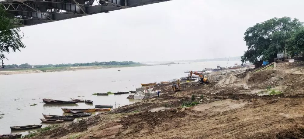 वाराणसी में खिड़किया घाट पर चल रहा निर्माणकार्य। फोटो: शैलेष श्रीवास्तव वाराणसी में खिड़किया घाट पर चल रहा निर्माणकार्य। फोटो: शैलेष श्रीवास्तव
