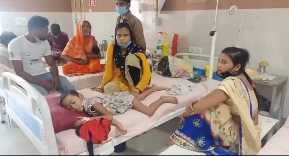फिरोजाबाद के मेडिकल कॉलेज में भर्ती बच्ची और उसके परिजन। फिरोजाबाद के मेडिकल कॉलेज में भर्ती बच्ची और उसके परिजन।