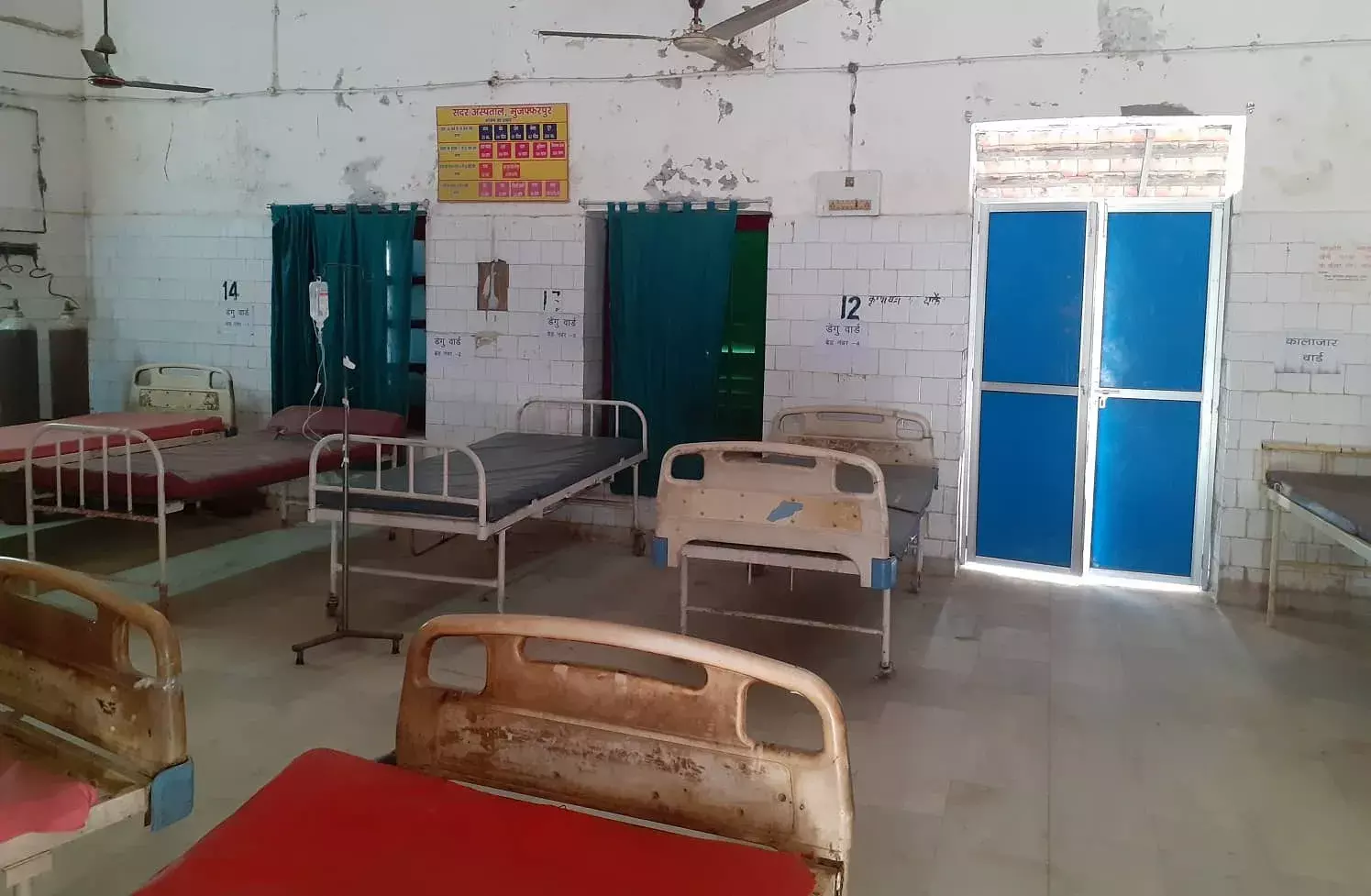 सदर अस्पताल, मुजफ्फरपुर के वार्ड में खाली पड़े बेड। फोटो: पुष्यमित्र