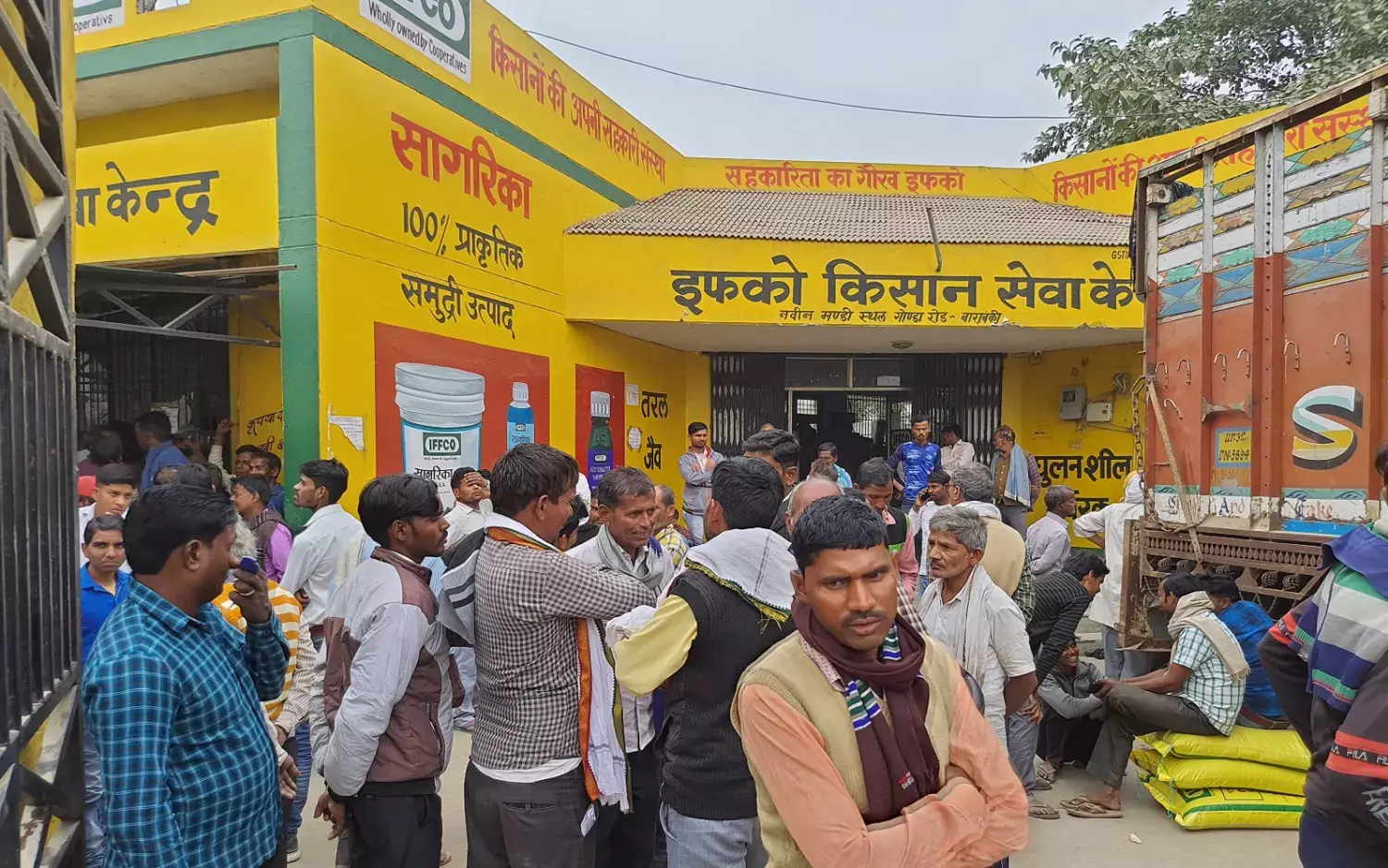 खाद का खेल: उचित उपलब्धता के सरकारी दावे और खाली हाथ लौटते किसान खाद का खेल: उचित उपलब्धता के सरकारी दावे और खाली हाथ लौटते किसान
