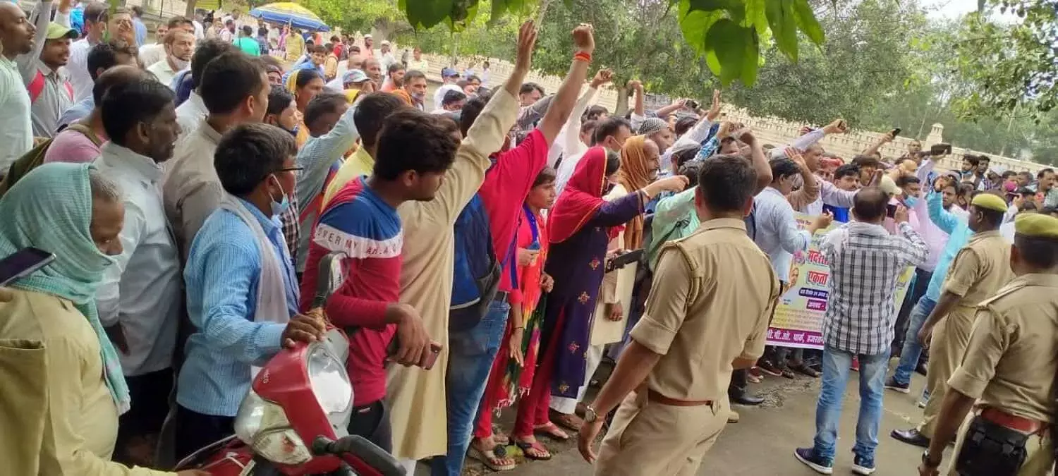 अपने बकाया मानदेय के भुगतान के लिए प्रदर्शन करते मदरसा शिक्षक। फोटोः सत्येंद्र सार्थक