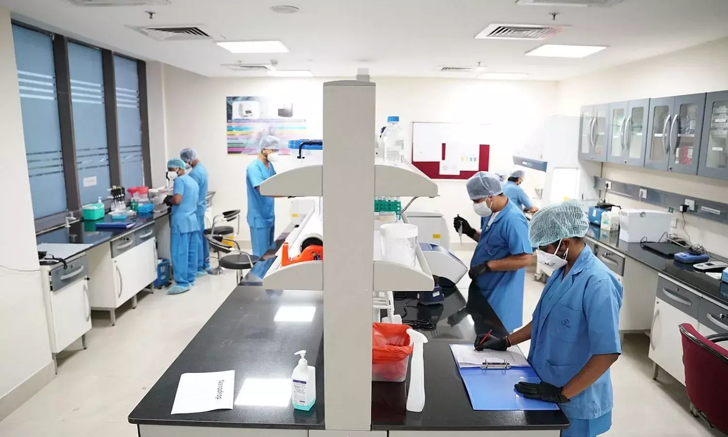 ओमिक्रॉन जैसे नए-नए वेरिएंट पर सरकारी निगरानी क्यों हो रही फेल?