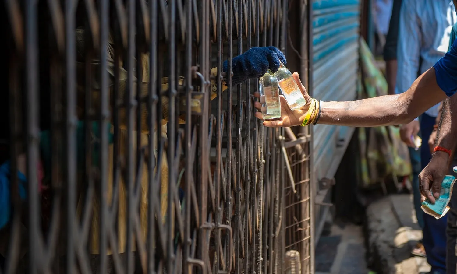 बिहार में शराबबंदी के बाद बढ़ते नशे के मामले; तस्करी और अवैध व्यापार में इज़ाफ़ा बिहार में शराबबंदी के बाद बढ़ते नशे के मामले; तस्करी और अवैध व्यापार में इज़ाफ़ा