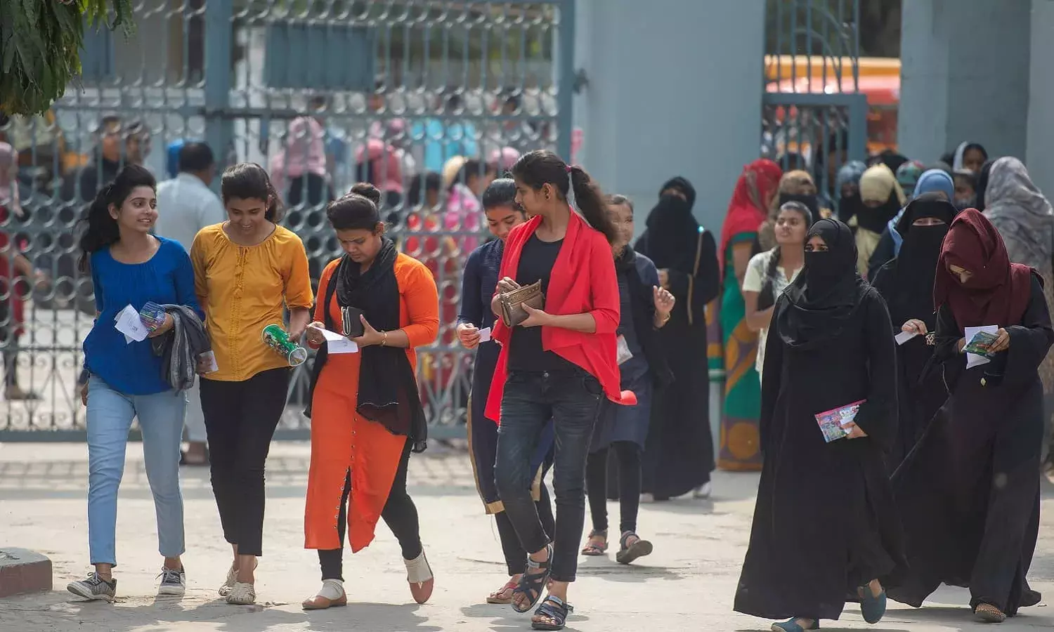 उत्तर प्रदेश चुनाव: राजनीति में बढ़ती भागीदारी के बावजूद पार्टियों पर क्यों भरोसा नहीं कर पा रहीं महिलाएं?