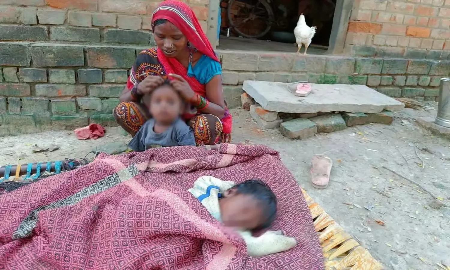 वाराणसी के हमीरपुर गांव में अपने घर के बाहर बैठी शांति बनवासी। शांति कुपोषण और एनीमिया से ग्रस्त हैं और 22 वर्ष की आयु में ही दो बच्चों की माँ बन चुकी हैं। फोटो: जिज्ञासा मिश्रा वाराणसी के हमीरपुर गांव में अपने घर के बाहर बैठी शांति बनवासी। शांति कुपोषण और एनीमिया से ग्रस्त हैं और 22 वर्ष की आयु में ही दो बच्चों की माँ बन चुकी हैं। फोटो: जिज्ञासा मिश्रा