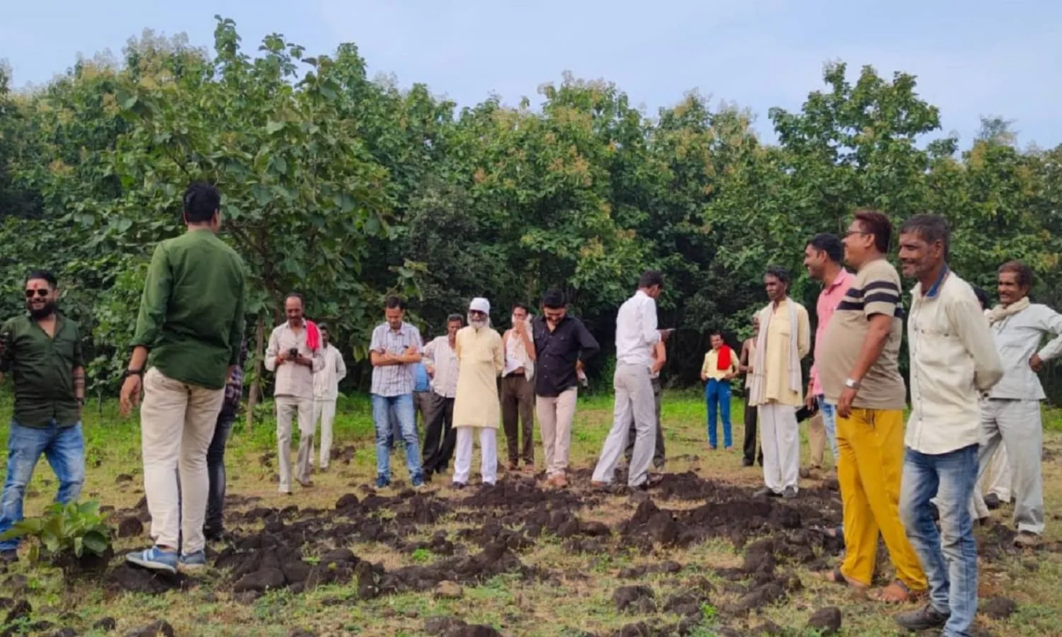 मानेगांव और डूंगरिया के ग्रामीण ने अपनी मेहनत से एक बंजर ज़मीन पर दो लाख पेड़ लगाए और पिछले बीस सालों से उनकी देखभाल कर रहे हैं। मानेगांव और डूंगरिया के ग्रामीण ने अपनी मेहनत से एक बंजर ज़मीन पर दो लाख पेड़ लगाए और पिछले बीस सालों से उनकी देखभाल कर रहे हैं।