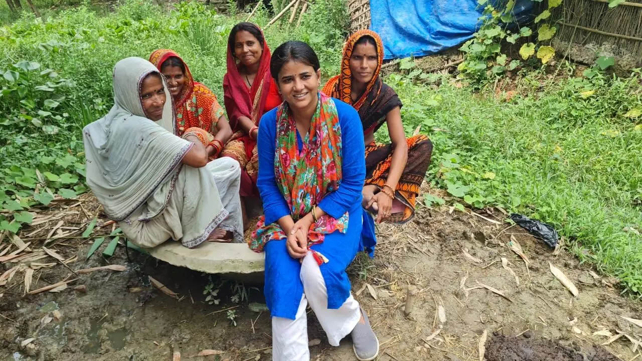 ऋतू जायसवाल अपनी पंचायत की महिलाओं के साथ। ऋतू जायसवाल अपनी पंचायत की महिलाओं के साथ।