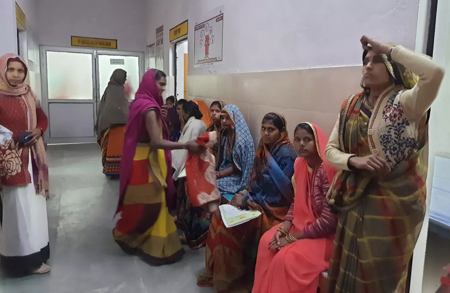 महोबा के जैतपुर सामुदायिक स्वास्थ्य केंद्र में नसबंदी का ऑपरेशन कराने के लिए आई महिलाएं। फोटो: रणविजय सिंह महोबा के जैतपुर सामुदायिक स्वास्थ्य केंद्र में नसबंदी का ऑपरेशन कराने के लिए आई महिलाएं। फोटो: रणविजय सिंह
