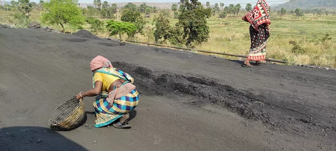 आईसीएमएल की सरिसातोली खदान के बाहर सड़क से कोयला इकट्ठा करती स्थानीय महिलाएं। फोटो: न‍िलाद्री सरकार