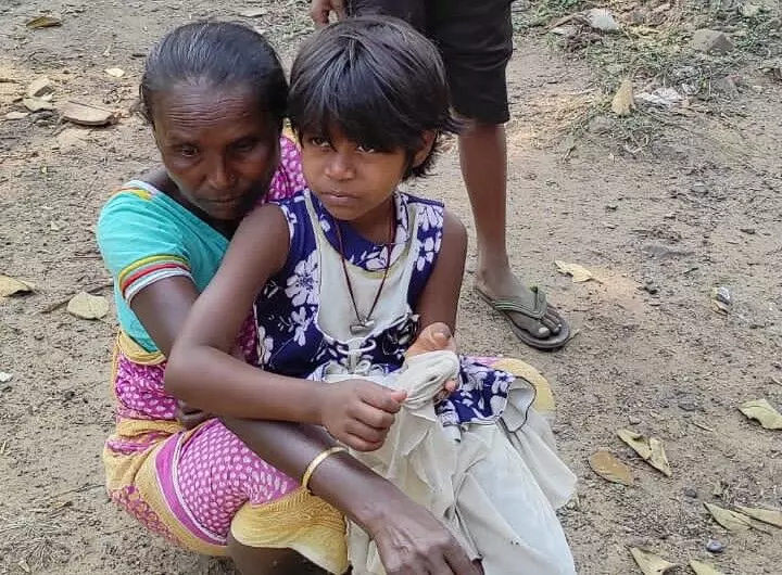 कालो मोनी अपनी पोती के साथ। फोटो: निलाद्री सरकार कालो मोनी अपनी पोती के साथ। फोटो: निलाद्री सरकार