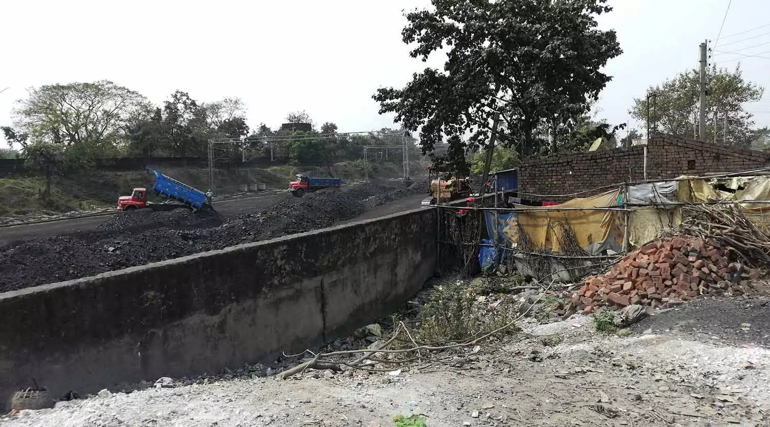 बाराबनी रेलवे स्टेशन पर कोयला डंपिंग साइट। फोटो: निलाद्री सरकार बाराबनी रेलवे स्टेशन पर कोयला डंपिंग साइट। फोटो: निलाद्री सरकार