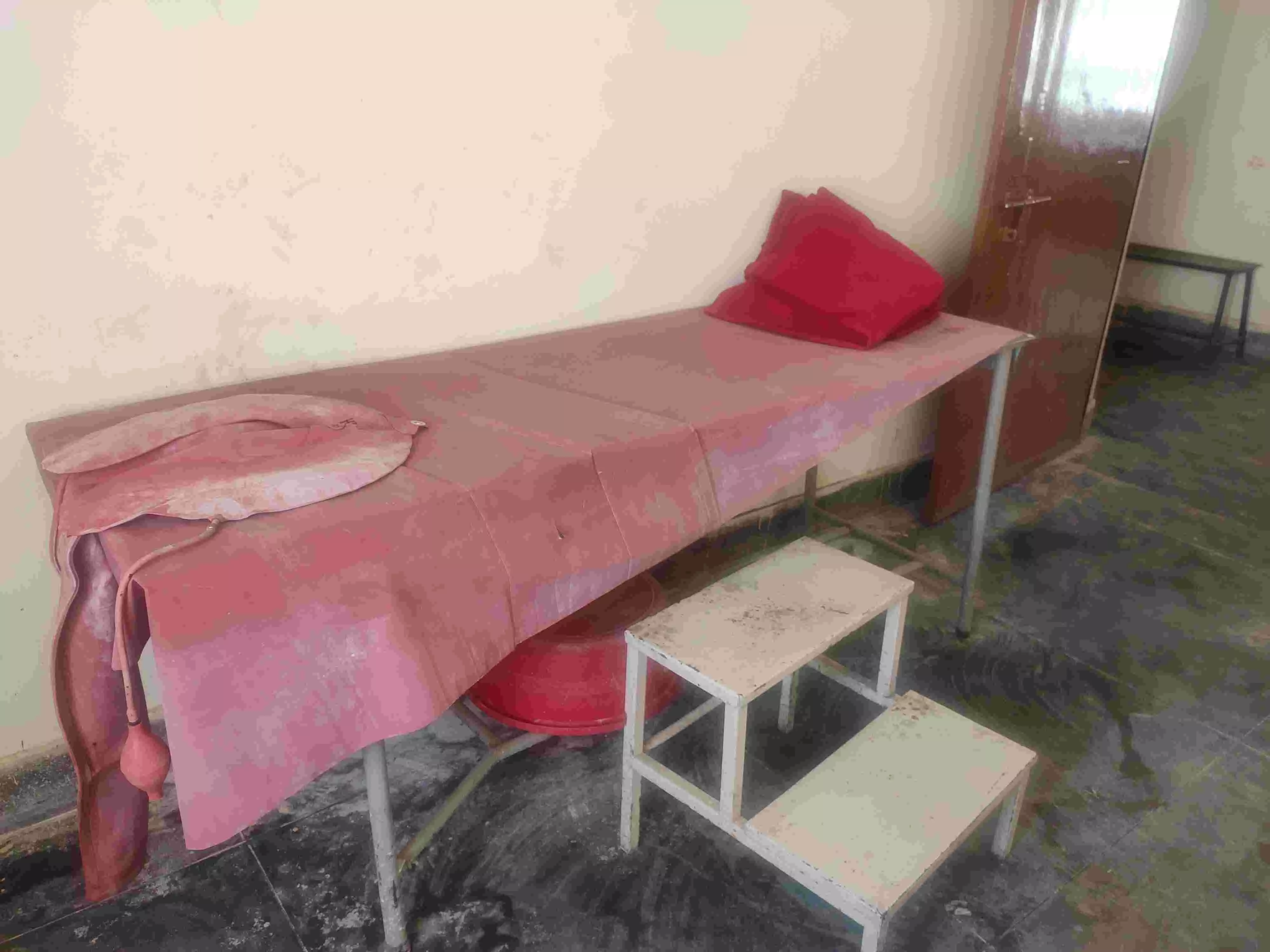 हर‍िदत्‍तनगर गिरंट पीएचसी के लेबर रूम का बेड ज‍िसपर ड‍िल‍िवरी होती है। यह बेड ह‍िलता रहता है और इस रूम का पंखा ब‍िजली की समस्‍या की वजह से कई द‍िनों से नहीं चल रहा था। फोटो: रणव‍िजय सिंह