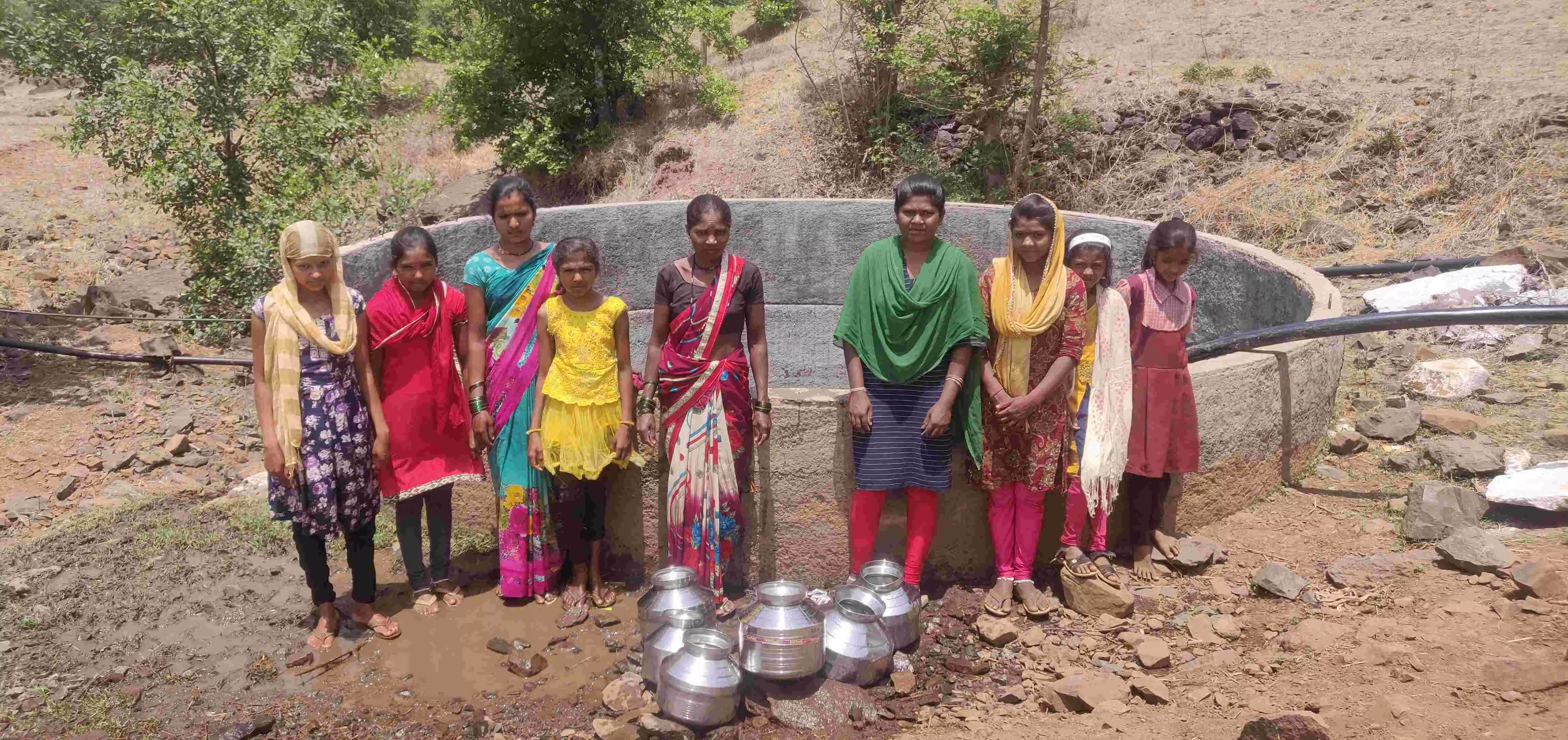 अब बर्देची वाडी में महिलाओं को अब 60 फुट के कुएं से नीचे नहीं उतरना पड़ता है। अब बर्देची वाडी में महिलाओं को अब 60 फुट के कुएं से नीचे नहीं उतरना पड़ता है।