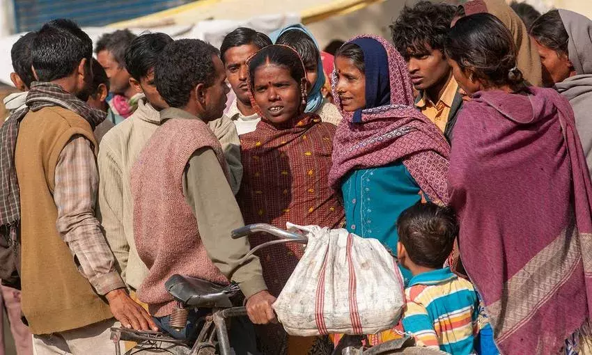 श्रम क़ानूनों, सरकारी योजनाओं से अनजान महिला दिहाड़ी मजदूर