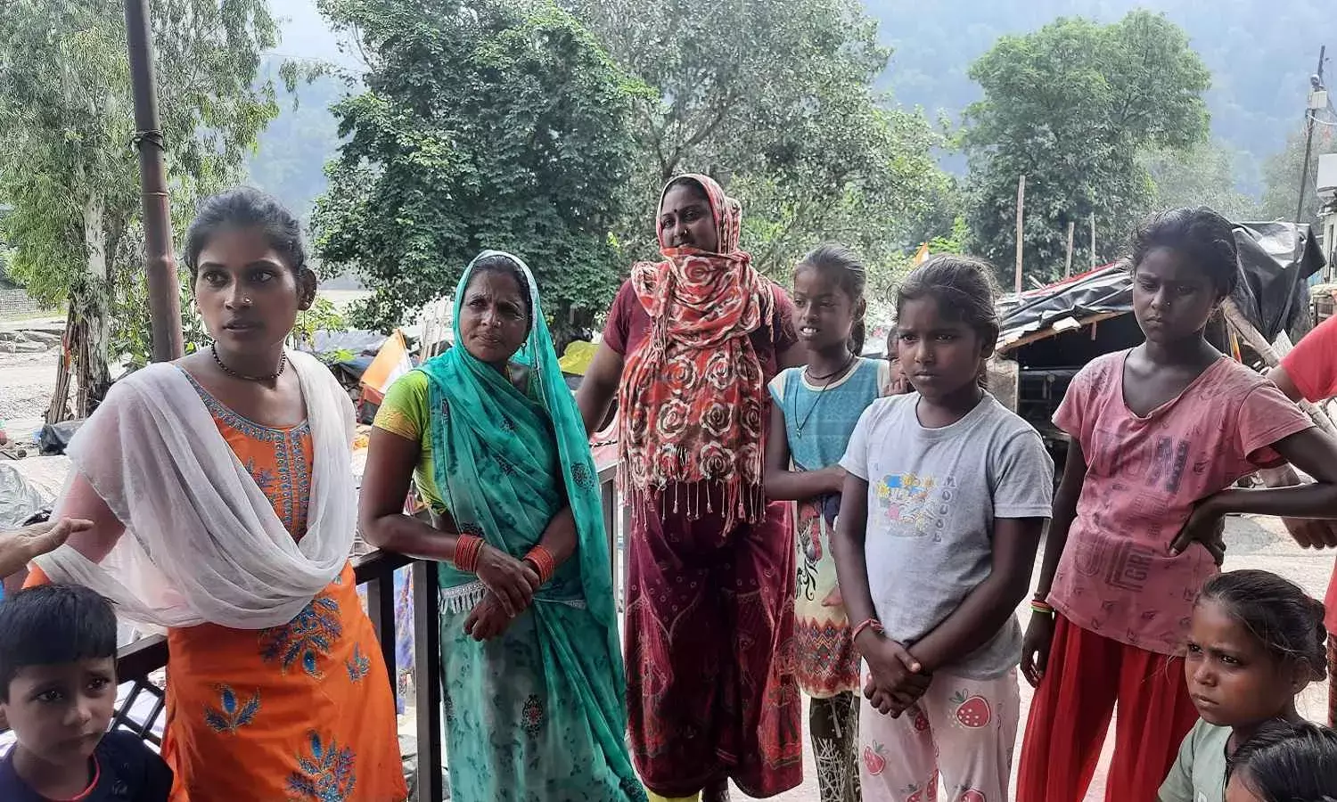 ऋषिकेश में चंद्रभागा नदी पर बसी बिहारी बस्ती में टीबी संक्रमित बच्चों की माएं नीलम (नारंगी लिबास में) और रिंकू देवी (सर पर दुपट्टा डाले) ऋषिकेश में चंद्रभागा नदी पर बसी बिहारी बस्ती में टीबी संक्रमित बच्चों की माएं नीलम (नारंगी लिबास में) और रिंकू देवी (सर पर दुपट्टा डाले)