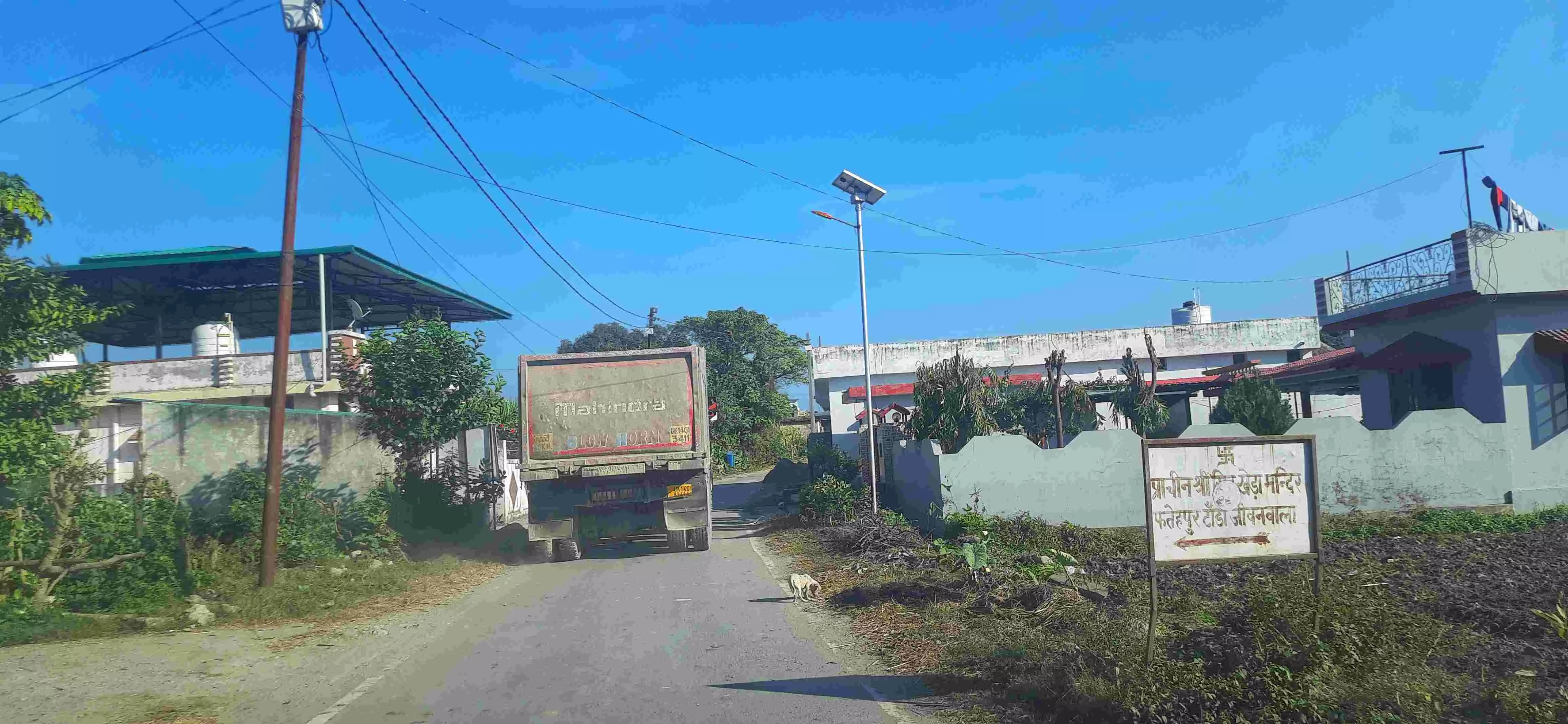 ग्रामीणों का अनुमान है कि स्क्रीनिंग प्लांट्स से ट्रक-ट्रैक्टर समेत 400-500 वाहनों की आवाजाही गांव के रास्तों से दिन-रात होती 