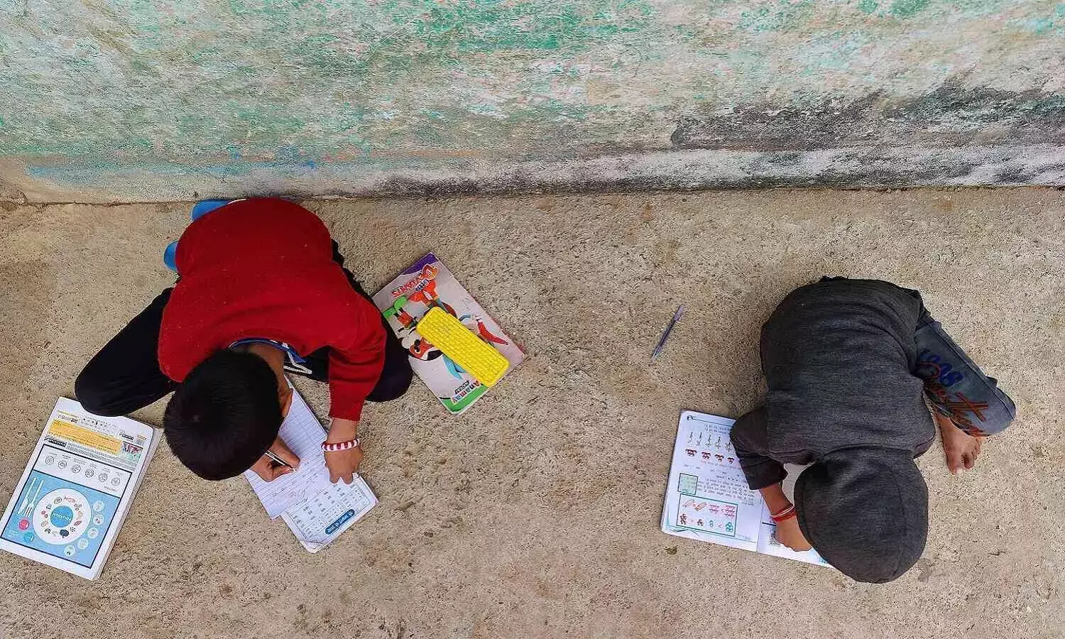 सतही शिक्षा व्यवस्था और शिक्षकों की कमी: देश में बढ़ते कोचिंग कल्चर की असल वजह? सतही शिक्षा व्यवस्था और शिक्षकों की कमी: देश में बढ़ते कोचिंग कल्चर की असल वजह?