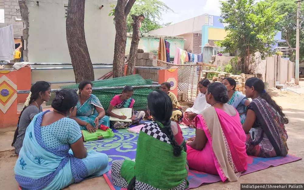 तल्लापल्ले में अगस्त 2022 में स्वयं सहायता समूह की एक बैठक का दस्तावेजीकरण किया गया, जहां महिलाएं विभिन्न मामलों पर चर्चा करती हैं, जिसमें प्राकृतिक कृषि पद्धतियों की जानकारी भी शामिल है। तल्लापल्ले में अगस्त 2022 में स्वयं सहायता समूह की एक बैठक का दस्तावेजीकरण किया गया, जहां महिलाएं विभिन्न मामलों पर चर्चा करती हैं, जिसमें प्राकृतिक कृषि पद्धतियों की जानकारी भी शामिल है।