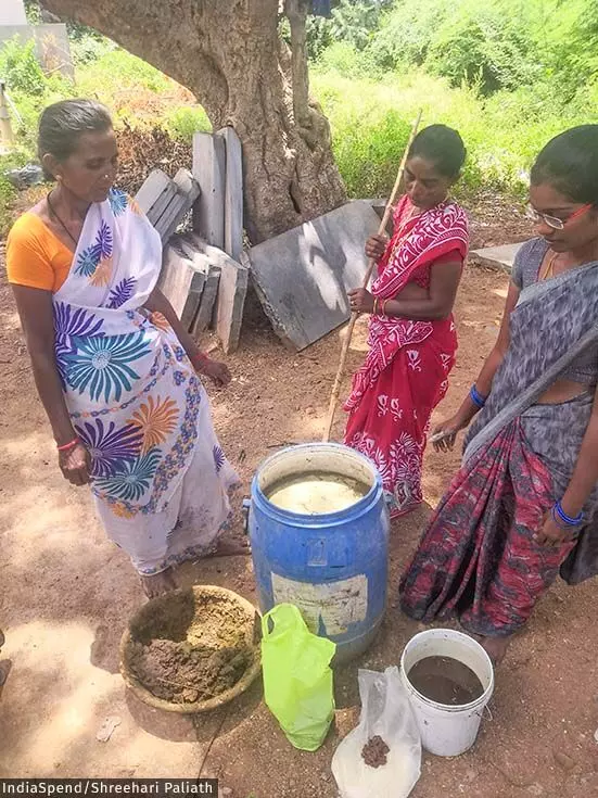तल्लापल्ले गांव में गाय के गोबर, गोमूत्र और मिट्टी से बायो-इनपुट बना रही महिलाएं, जिनका इस्तेमाल उनके खेतों में किया जाएगा। फोटो अगस्त 2022 की है तल्लापल्ले गांव में गाय के गोबर, गोमूत्र और मिट्टी से बायो-इनपुट बना रही महिलाएं, जिनका इस्तेमाल उनके खेतों में किया जाएगा। फोटो अगस्त 2022 की है
