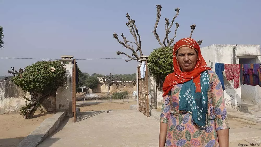 अन्नू देवी को अभी भी उस डॉक्टर से घूस और धमकियां मिलती हैं, जिसे अवैध लिंग निर्धारण परीक्षण कराने के लिए 2006 में गिरफ्तार किया गया था। अन्नू देवी को अभी भी उस डॉक्टर से घूस और धमकियां मिलती हैं, जिसे अवैध लिंग निर्धारण परीक्षण कराने के लिए 2006 में गिरफ्तार किया गया था।