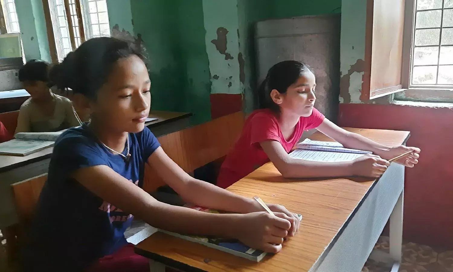 उत्तराखंड: जलवायु आपदाओं की कीमत चुका रहे बच्चे, घर और स्कूल लौटने का इंतजार उत्तराखंड: जलवायु आपदाओं की कीमत चुका रहे बच्चे, घर और स्कूल लौटने का इंतजार