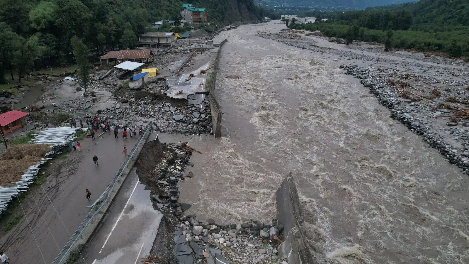 विशेषज्ञों के मुताबिक हिमाचल प्रदेश में 2023 मानसून में ब्यास घाटी में हाइड्रो पावर प्रोजेक्ट्स के गेट खोलने की वजह से बाढ़ की तीव्रता बढ़ गई थी।