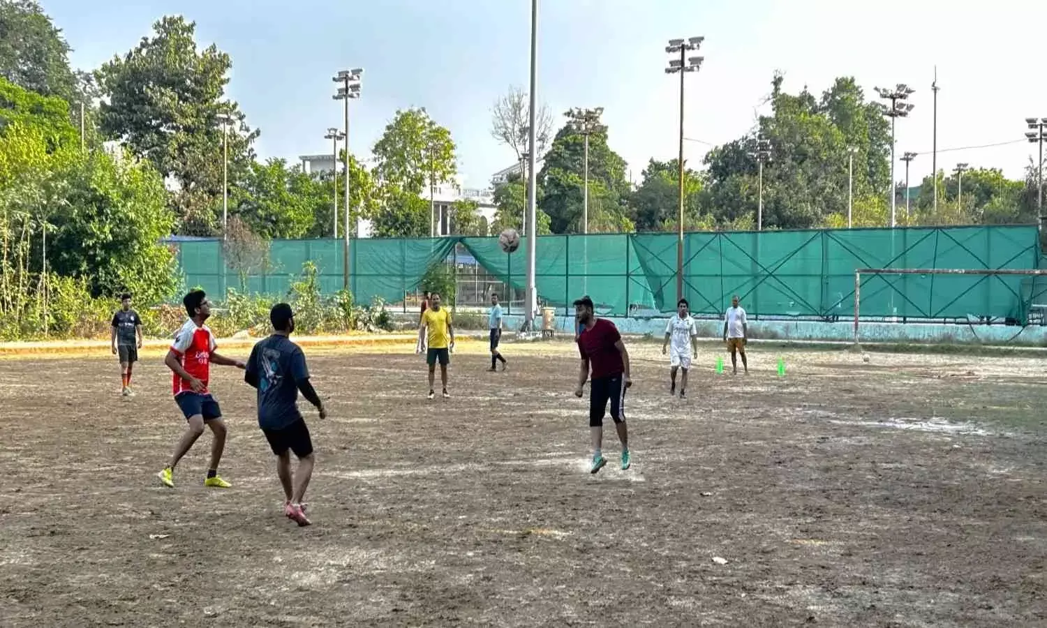उत्तर प्रदेश के खेल मैदानों में स्थाई कोच के लगभग 50% पद खाली, 10 साल से खर्च नहीं हो पा रहा बजट उत्तर प्रदेश के खेल मैदानों में स्थाई कोच के लगभग 50% पद खाली, 10 साल से खर्च नहीं हो पा रहा बजट
