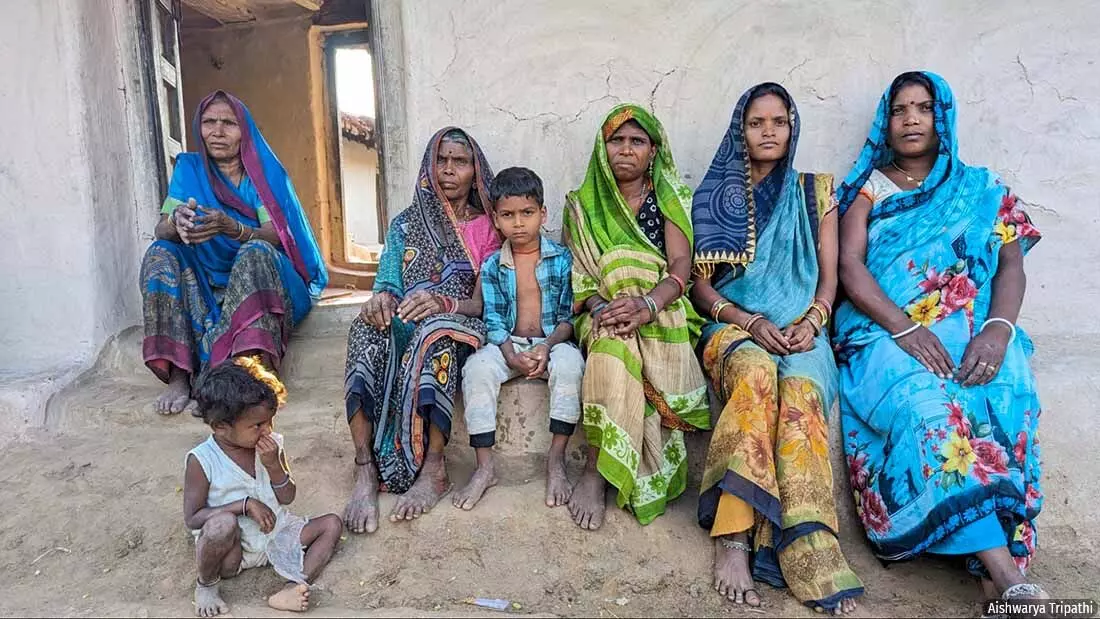 जब मच्छर हमारे सारा खून चूसकर हमें बीमारी दे ही चुके हैं, तो अब इस दवाई को छिड़कने का क्या फायदा है? 18 साल की सीता देवी (दाएं से दूसरी) सवाल करती हैं। उनकी सास (बाएं से दूसरी) और ननद (सबसे दाएं) दोनों अप्रैल में एक पखवाड़े से अधिक समय तक तेज बुखार, ठंड और शरीर में तेज दर्द से जूझ रही थीं। जब मच्छर हमारे सारा खून चूसकर हमें बीमारी दे ही चुके हैं, तो अब इस दवाई को छिड़कने का क्या फायदा है? 18 साल की सीता देवी (दाएं से दूसरी) सवाल करती हैं। उनकी सास (बाएं से दूसरी) और ननद (सबसे दाएं) दोनों अप्रैल में एक पखवाड़े से अधिक समय तक तेज बुखार, ठंड और शरीर में तेज दर्द से जूझ रही थीं।