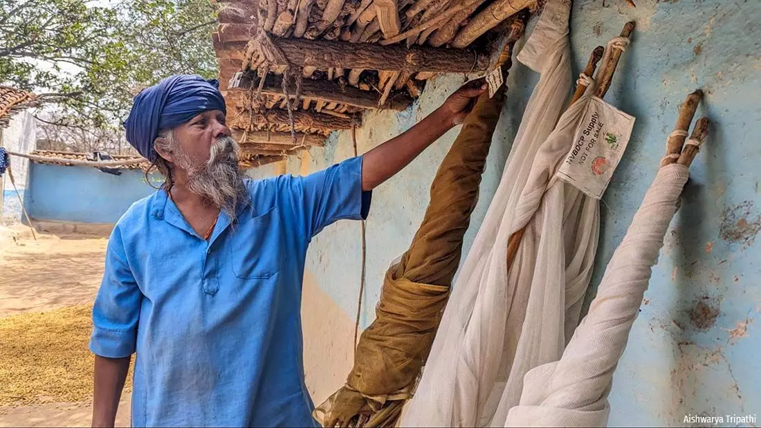 52 वर्षीय कमलभान मलेरिया उन्मूलन कार्यक्रम के तहत दी गईं कीटनाशक वाली मच्छरदानी दिखाते हुए। वह कहते हैं, “मच्छर तो हमें दिन-रात काटते हैं। अब हम उन्हें पूरे दिन तो लगा कर नहीं घूम सकते है न?” फोटो: ऐश्वर्या त्रिपाठी 52 वर्षीय कमलभान मलेरिया उन्मूलन कार्यक्रम के तहत दी गईं कीटनाशक वाली मच्छरदानी दिखाते हुए। वह कहते हैं, “मच्छर तो हमें दिन-रात काटते हैं। अब हम उन्हें पूरे दिन तो लगा कर नहीं घूम सकते है न?” फोटो: ऐश्वर्या त्रिपाठी