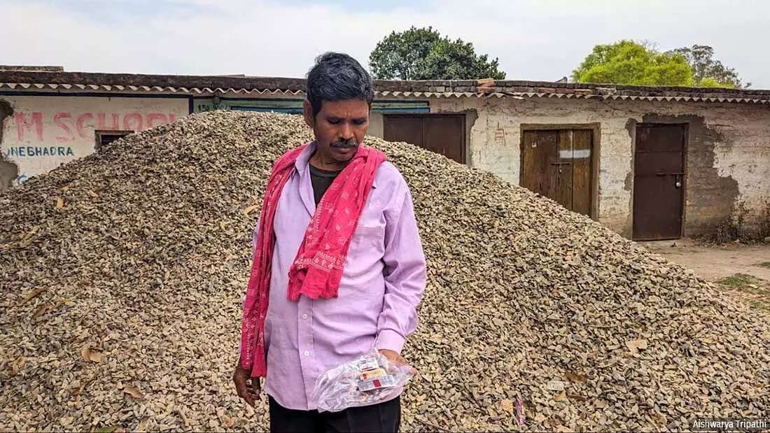 स्थानीय झोलाछाप डॉक्टर द्वारा दी गई दवाएं दिखाते हुए रामजी। ये दवाएं उनके 13 साल के बेटे को दी गई थीं, मगर उन्होंने कुछ असर नहीं किया। फिर बेटे को वह एक निजी क्लिनिक में ले गए, जहां उसके मलेरिया होने का पता चला। फोटो: ऐश्वर्या त्रिपाठी स्थानीय झोलाछाप डॉक्टर द्वारा दी गई दवाएं दिखाते हुए रामजी। ये दवाएं उनके 13 साल के बेटे को दी गई थीं, मगर उन्होंने कुछ असर नहीं किया। फिर बेटे को वह एक निजी क्लिनिक में ले गए, जहां उसके मलेरिया होने का पता चला। फोटो: ऐश्वर्या त्रिपाठी