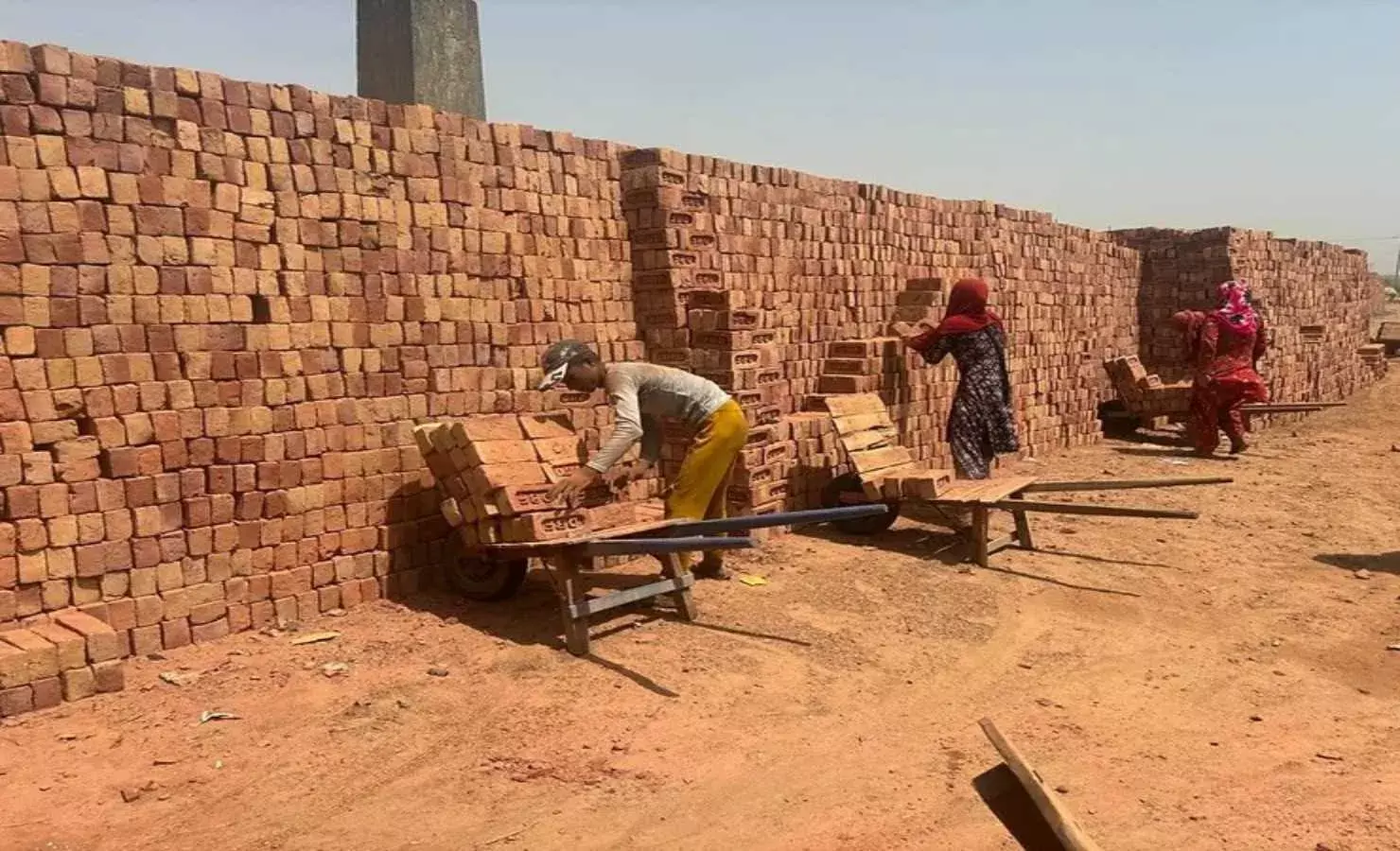 स्वच्छ हवा के लिए ईंट भट्ठे बंद होने से खतरे में रोजगार स्वच्छ हवा के लिए ईंट भट्ठे बंद होने से खतरे में रोजगार