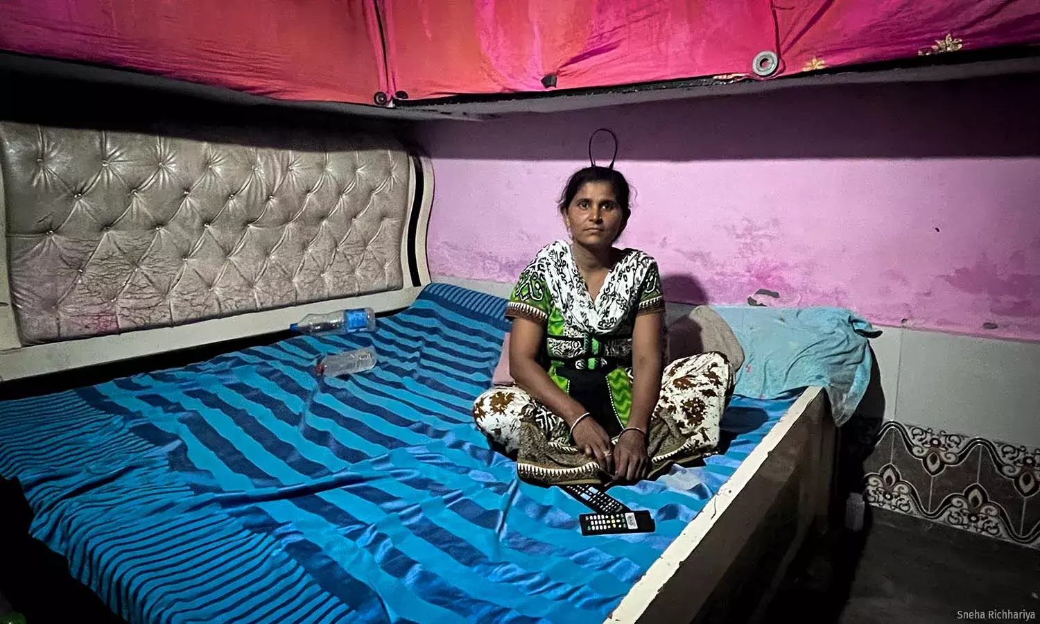 दिल्ली की झुग्गी-झोपड़ियों में रहने वाले लोगों को परेशान कर रही एक अलग तरह की गर्मी