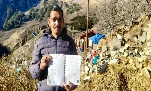 उत्तराखंड: सूखी सर्दियाँ, जलते जंगल, दरकते पहाड़, मौसमी चुनौतियों के बीच गुजरा साल