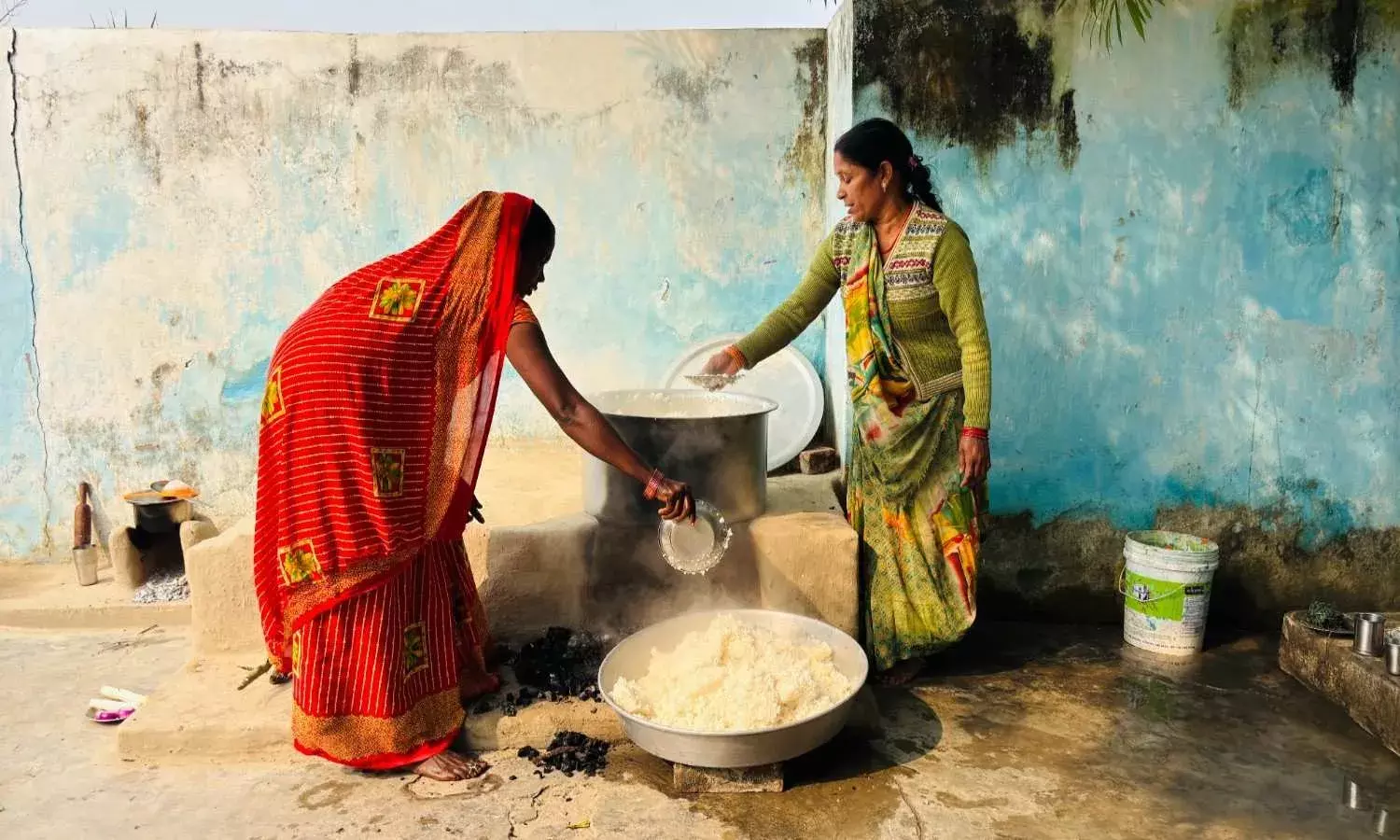 ‘एक दिन की मजदूरी के बदले 55 रुपए, कैसे चलेगा परिवार’? लाखों बच्चों का पेट भरने वालीं मिड डे मील रसोइयों का हाल बेहाल ‘एक दिन की मजदूरी के बदले 55 रुपए, कैसे चलेगा परिवार’? लाखों बच्चों का पेट भरने वालीं मिड डे मील रसोइयों का हाल बेहाल