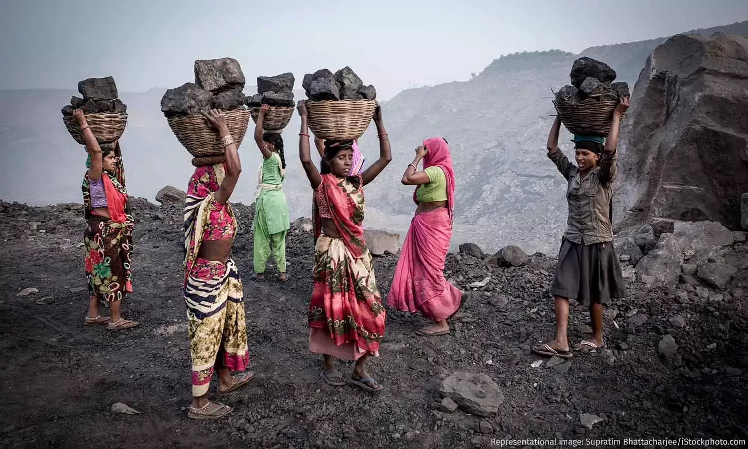 खनन विस्थापन के कारण झारखंड के आदिवासी- मूल निवासी अपनी पैतृक भूमि छोड़ने को मजबूर खनन विस्थापन के कारण झारखंड के आदिवासी- मूल निवासी अपनी पैतृक भूमि छोड़ने को मजबूर