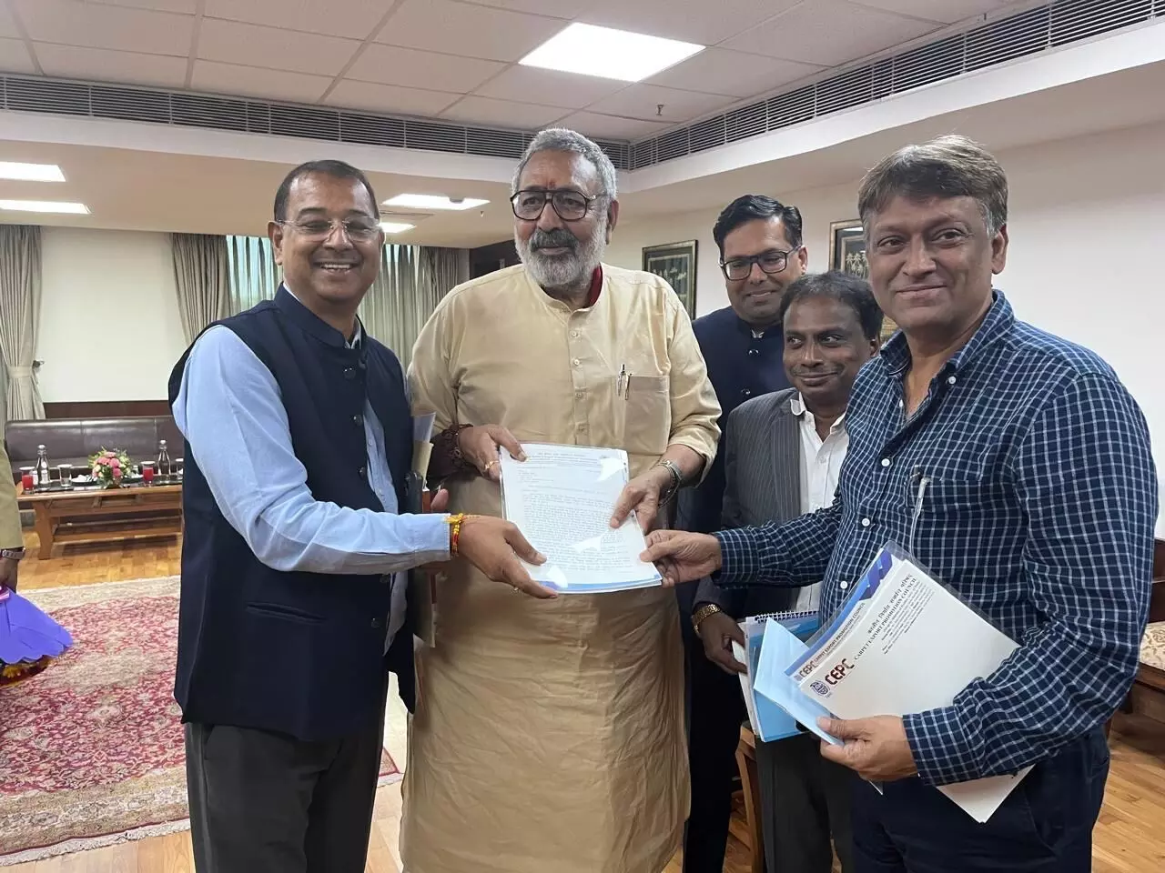 वस्त्र मंत्री गिरिराज सिंह से मुलाकात के बाद मांगों का ज्ञापन सौंपते भदोही कालीन कारोबारी।
