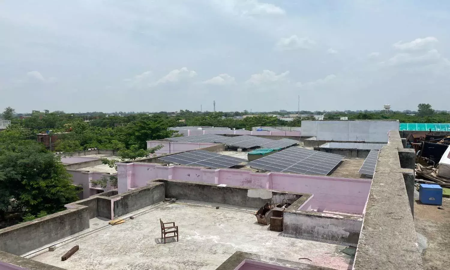 ‘अब लालटेन-टॉर्च की जरूरत नहीं’: सौर ऊर्जा से रोशन होते भारत के अस्पताल लेकिन रफ्तार बहुत धीमी ‘अब लालटेन-टॉर्च की जरूरत नहीं’: सौर ऊर्जा से रोशन होते भारत के अस्पताल लेकिन रफ्तार बहुत धीमी