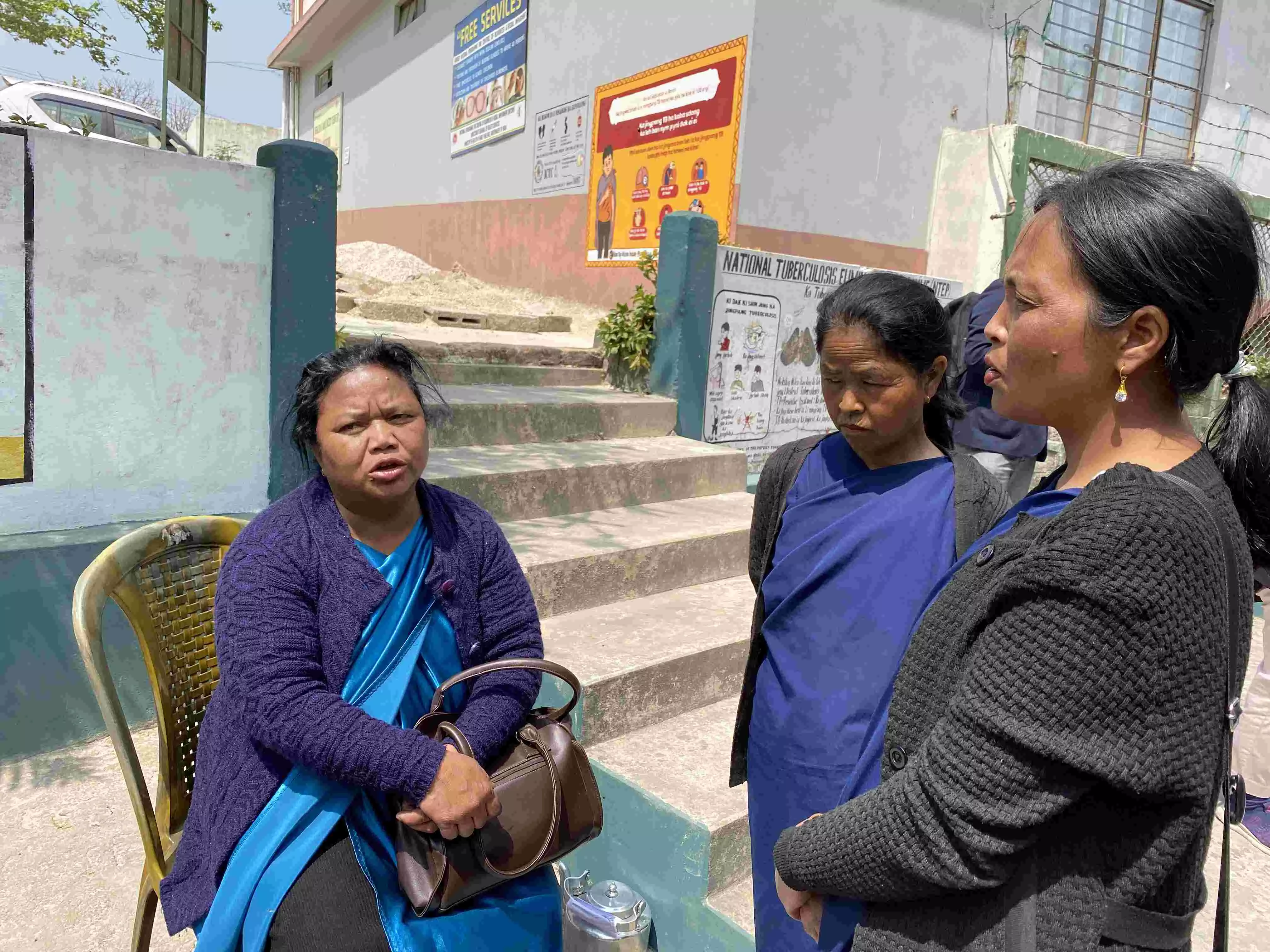 लैतकोर स्वास्थ्य केंद्र पर जानकारी देतीं स्वास्थ्य कर्मचारी, स्त्रोत परीक्षित निर्भय