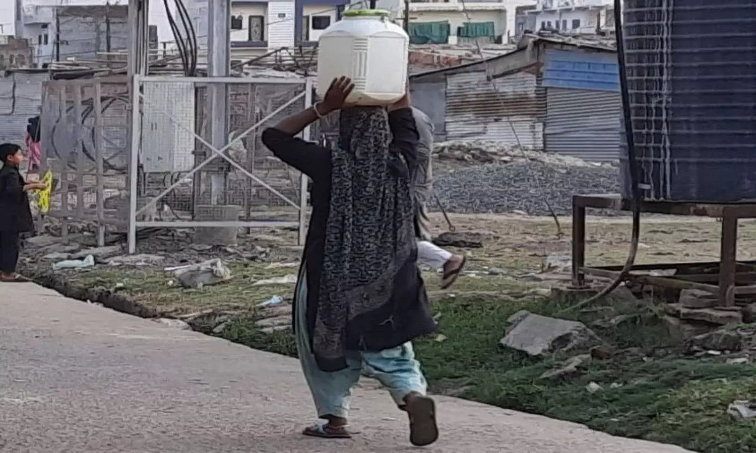 बढ़ती माँग और घटते रीचार्ज के बीच मध्यप्रदेश के कई ज़िलों में भूजल संकट बढ़ती माँग और घटते रीचार्ज के बीच मध्यप्रदेश के कई ज़िलों में भूजल संकट